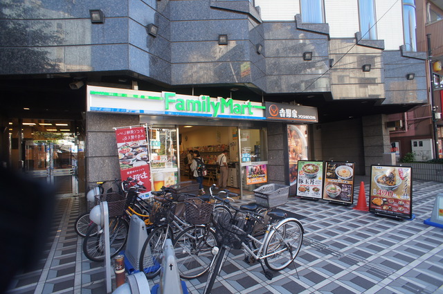 コンビニ　ファミリーマート早稲田大学南門店（コンビニ）まで489m