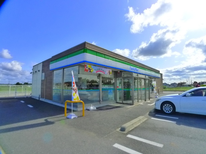 コンビニ　ファミリーマート（コンビニ）まで426m