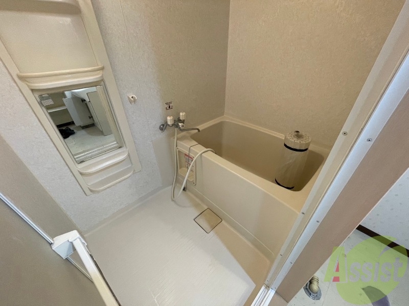 バス・シャワールーム　バスルームは狭すぎず、シャワーも浴びやすそうです。