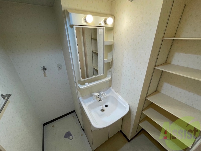 洗面設備　洗面台。身支度にはかかせないですよね～。