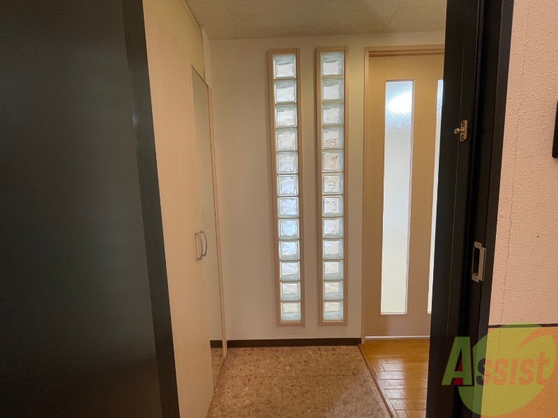 玄関　玄関の様子です。明るい印象ですね。気分もあがりそう。