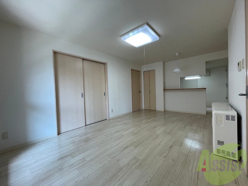 居室・リビング　白さが清潔感を出してくれます。お部屋も明るいですね。