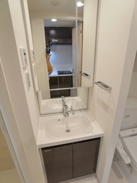 洗面設備　♪大きな鏡の独立洗面台♪