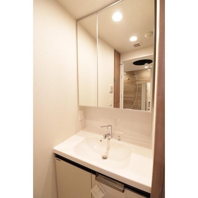 洗面設備　ゆったりとスペースのある洗面所