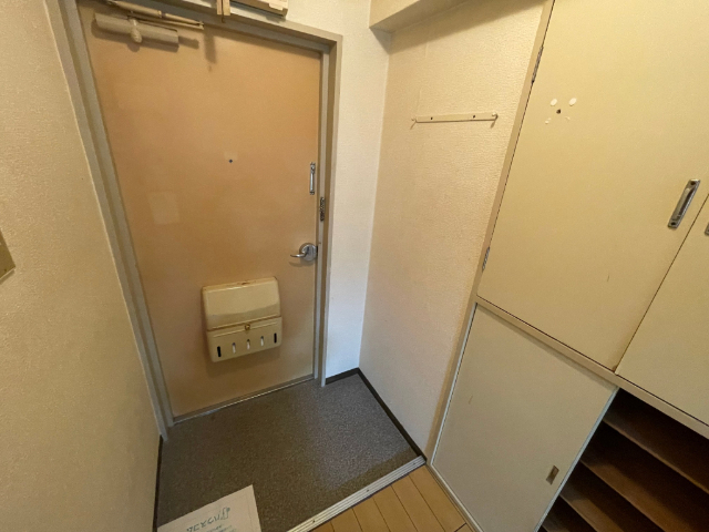 玄関　玄関から見た感じです。