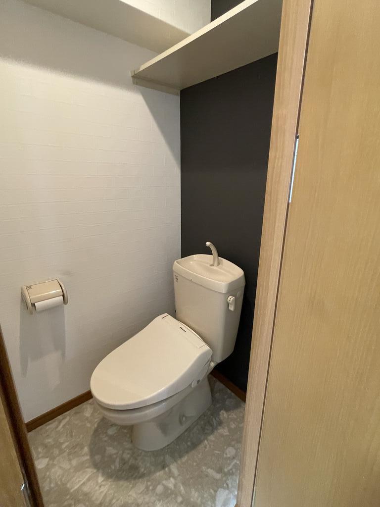 トイレ　同タイプ写真参照・シャワートイレ付