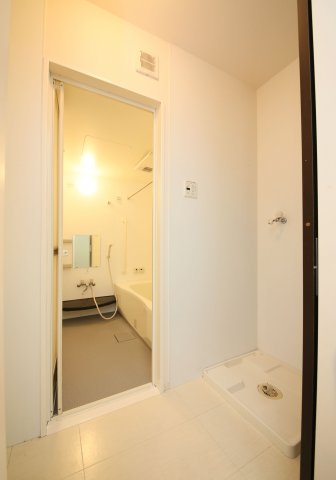 洗面設備　別部屋反転間取りのお写真となります。