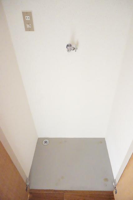 その他　洗濯機置き場は室内にあるので雨に濡れる心配はありません。