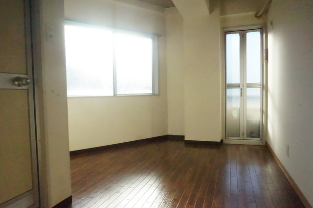 居室・リビング　人気の角部屋♪ワイドな窓で通風にも優れたお部屋です！