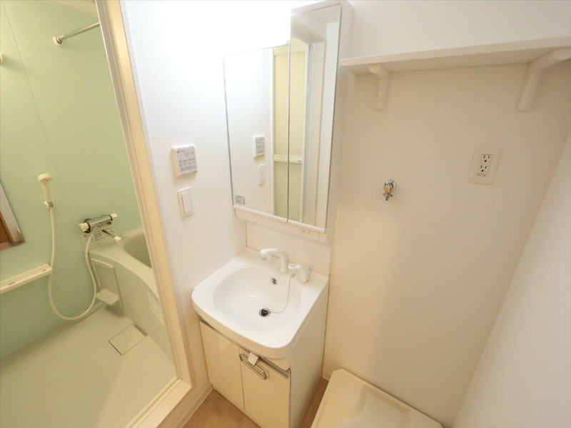 洗面設備　脱衣所　独立洗面台（シャンプードレッサー付）収納スペース有