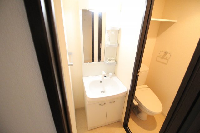 洗面設備　シャワー付き独立洗面台