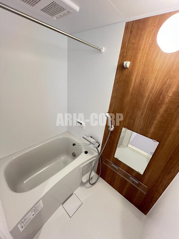 バス・シャワールーム　追焚き浴室乾燥付。カラーパネル採用でお洒落なバスルームです。