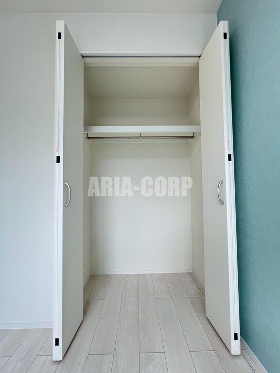 収納　クローゼット。上部には便利な棚がございます！