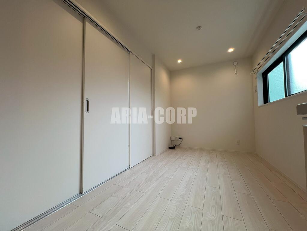 居室・リビング　白を基調としたお洒落なお部屋！奥行きたっぷりの空間です♪