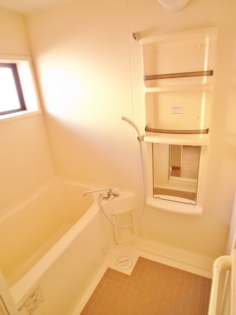 バス・シャワールーム　☆バスルームに窓があり換気に◎☆