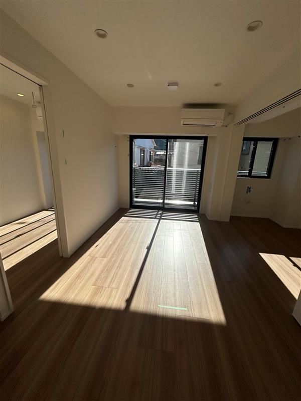 居室・リビング　※類似タイプ（202号室）参考写真です