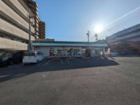 コンビニ　ファミリーマート 高知桟橋通店（コンビニ）まで298m