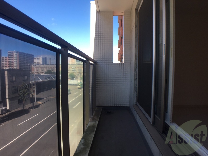 バルコニー　こちらはバルコニー。洗濯物が干せるようになっています。