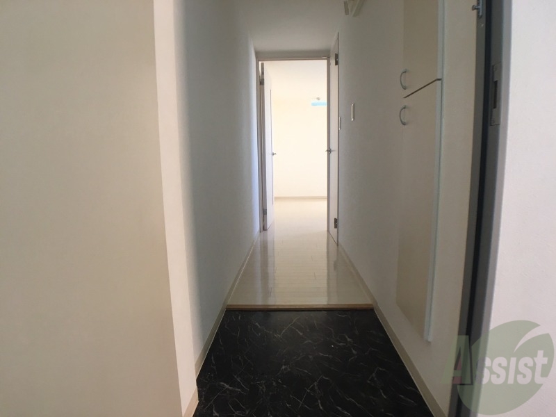 玄関　玄関の様子です。広い洋室にすぐ繋がっています。