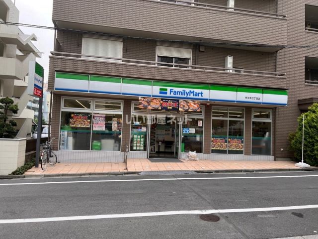 コンビニ　ファミリーマート代々木3丁目店（コンビニ）まで151m