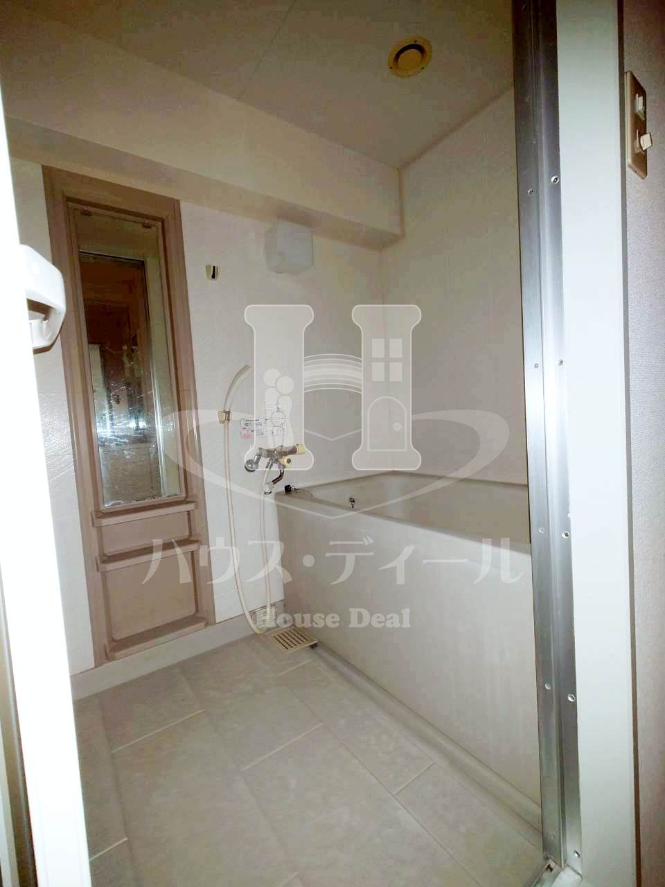 バス・シャワールーム　コンパクトで使いやすいお風呂です