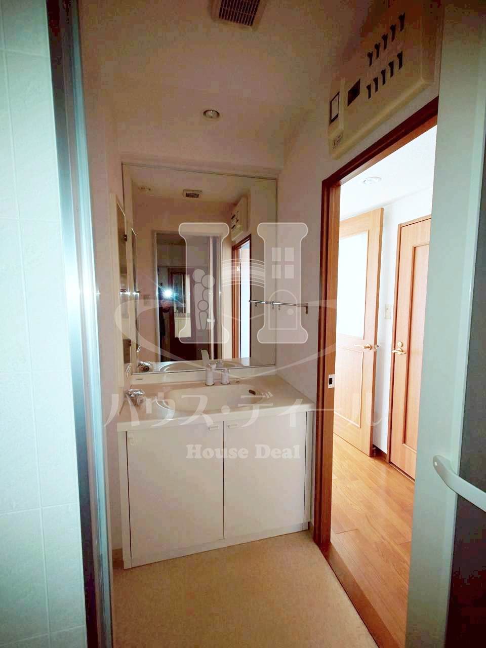 洗面設備　独立洗面台、朝の身支度には欠かせません