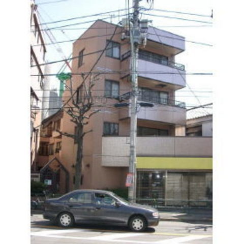 建物外観　１階には美容室があります。