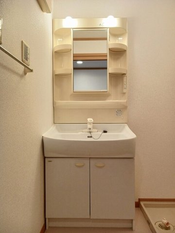 洗面設備　ゆったりとスペースのある洗面所