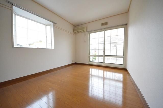 居室・リビング　★二面採光の明るいお部屋★