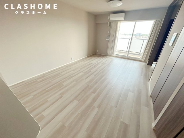居室・リビング　同物件の別部屋になります。