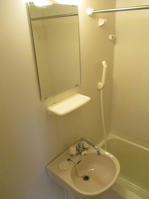 洗面設備　★忙しい時間に便利な鏡付き洗面台です★