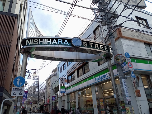 コンビニ　ファミリーマート幡ヶ谷駅南店（コンビニ）まで199m