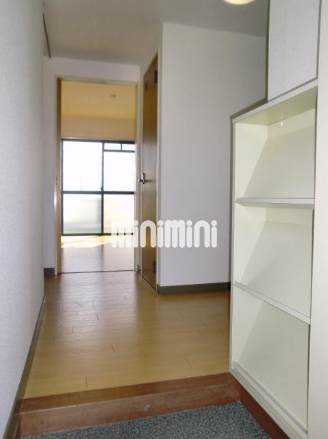 玄関　靴の収納スペースあります。