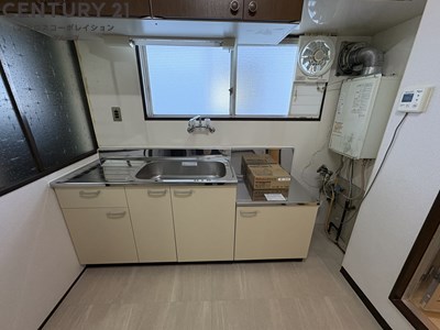 キッチン　採光も換気もできる窓付き！