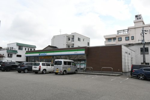 コンビニ　ファミリーマート 富山東町店（コンビニ）まで625m
