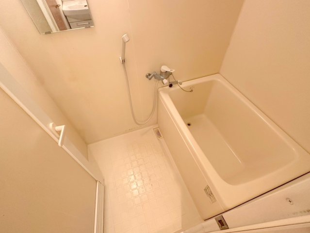 バス・シャワールーム　広めのお風呂は一日の疲れを癒してくれます。