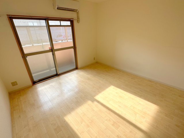 居室・リビング　明るく広々としたリビングです。