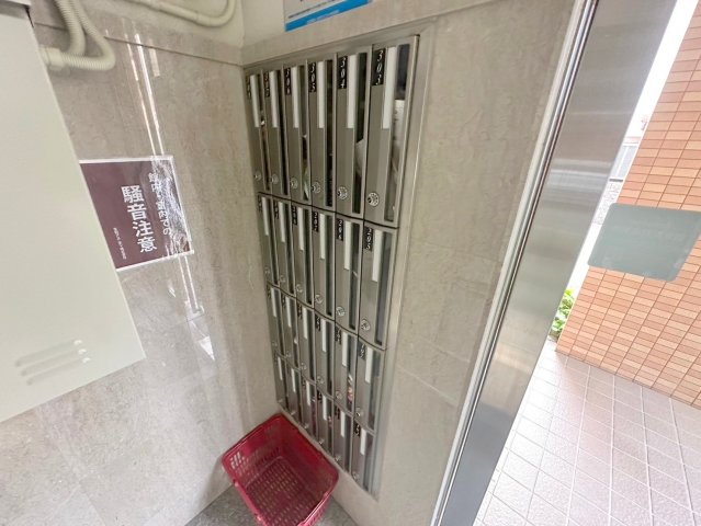 ロビー　ロビーにある各部屋毎のメールボックス。