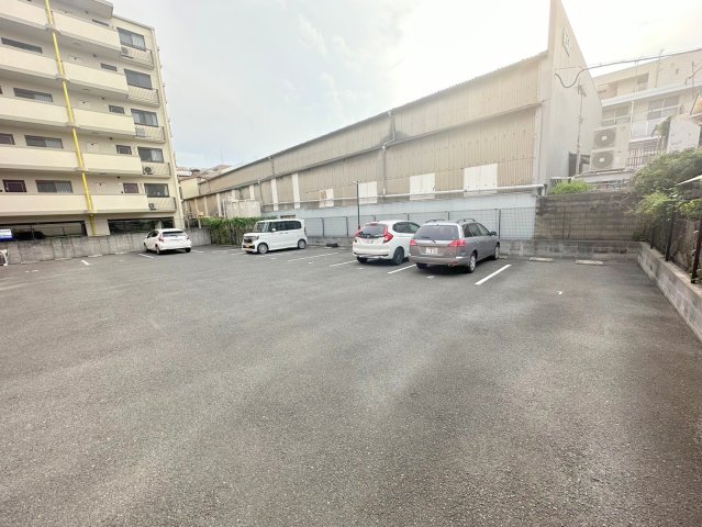 駐車場　駐車のしやすい広めの駐車場です。