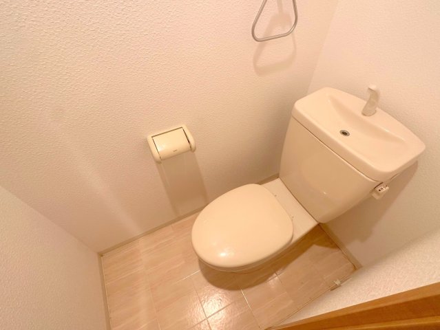 トイレ　清潔感のあるトイレは、誰もがリラックスできる空間です。