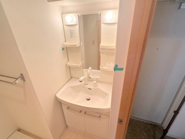 洗面設備　身支度が出来る独立洗面台です。