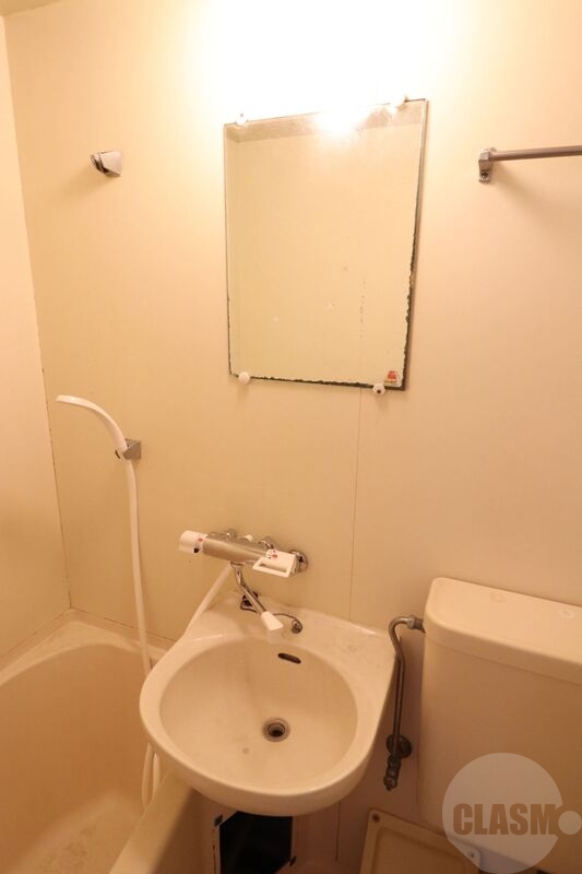 洗面設備　綺麗な鏡付きの洗面台