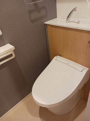トイレ　落ち着いた色調のトイレです