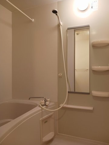 バス・シャワールーム　コンパクトで使いやすいお風呂です