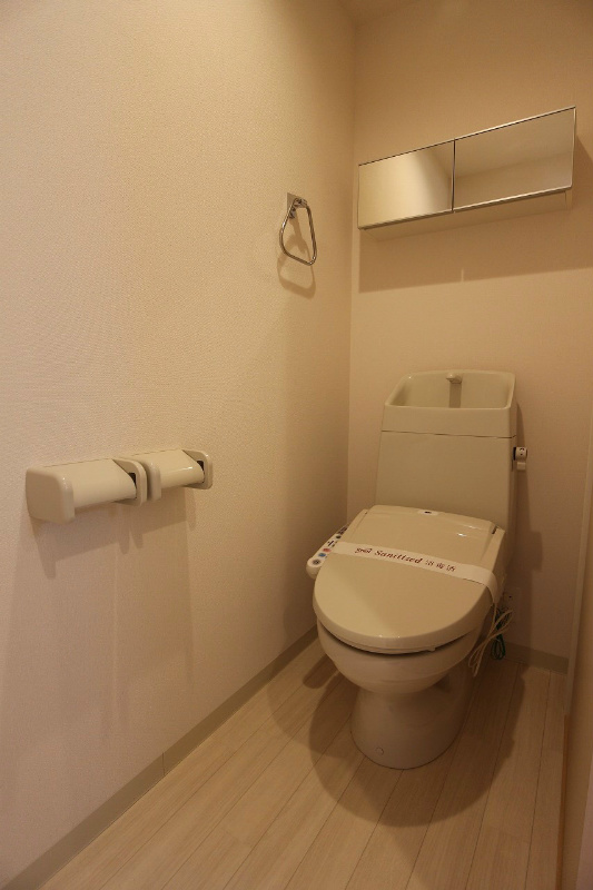 トイレ　※別号室の写真です。ウォシュレット付