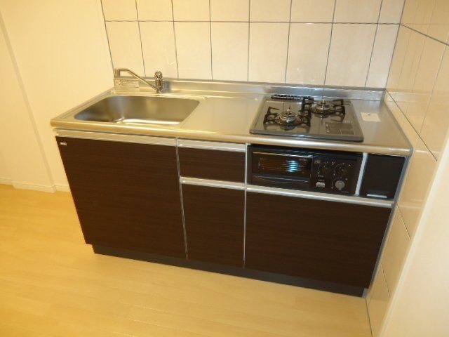 キッチン　2口コンロのシステムキッチンタイプ採用