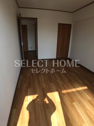 その他部屋・スペース　開放的な寝室です