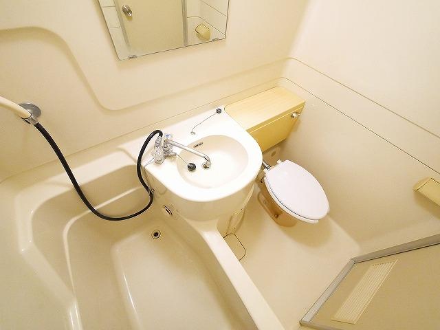 洗面設備　明るい洗面所です