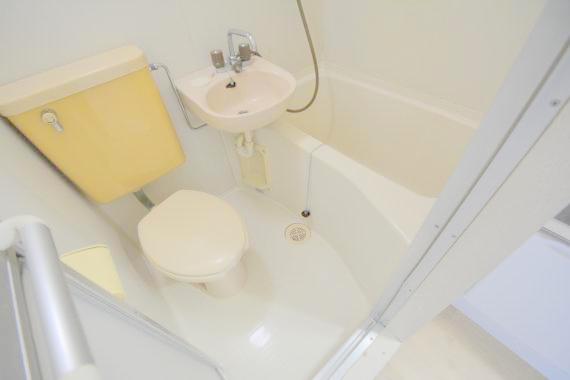 バス・シャワールーム　お掃除らくらくのユニットバスです。