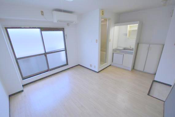 居室・リビング　白を基調とした内装でおしゃれで、落ち着ける空間です。